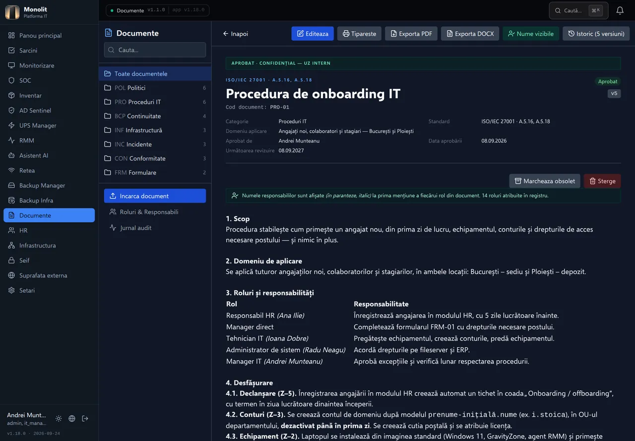 Procedura de onboarding IT. Document aprobat, cu metadate complete: cine l-a aprobat, când și când trebuie revizuit. Cu „Vezi nume responsabili” activat, lângă fiecare rol din text apare persoana atribuită în registrul de roluri.
